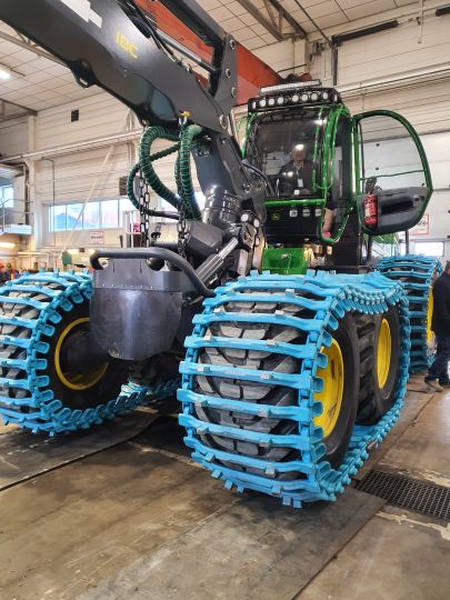 Machine de bûcheronnage équipée de tracks